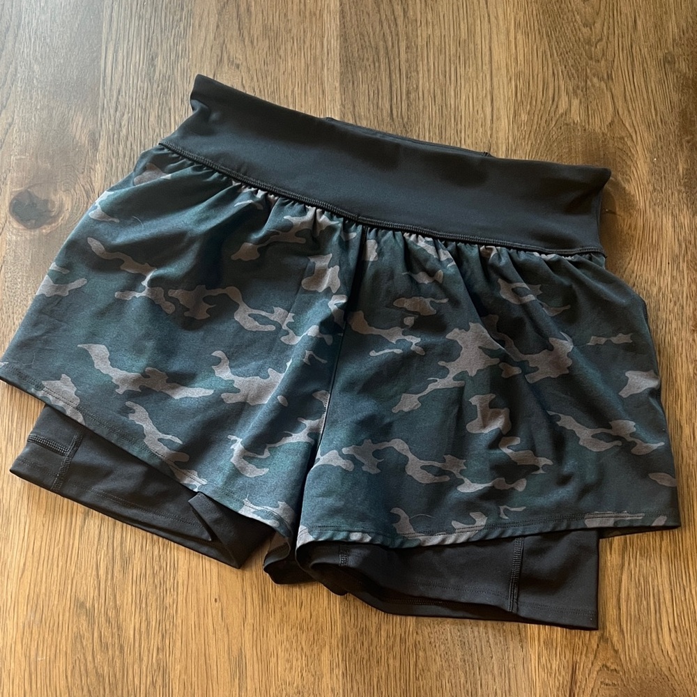 Spanx Athletic Black Camo Shorts Medium